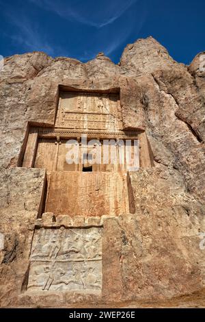 In Felsen gehauene Grabstätte von Darius I. dem Großen, persischer König (522-486 v. Chr.) der Achämeniden-Dynastie in Naqsh-e Rostam Nekropolis bei Persepolis, Iran. Stockfoto