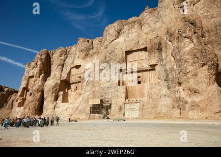 Blick auf die Nekropolis Naqsh-e Rostam, niedriger felsiger Hügel (auch bekannt als Hossein-Berg) mit felsengehauenen Gräbern von Königen der Achämenischen Dynastie in der Nähe von Persepolis, Iran Stockfoto