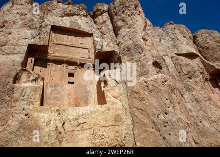 In Felsen gehauene Grabstätte von Darius II., persischer König (423-405 v. Chr.) der Achämeniden-Dynastie, in Naqsh-e Rostam Nekropolis bei Persepolis, Iran. Stockfoto