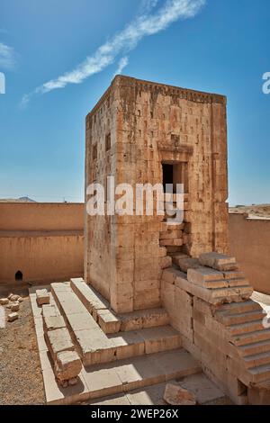 Der „Cube of Zoroaster“, ein quadratischer achämenidischer Turm aus dem 5. Jahrhundert v. Chr. in Naqsh-e Rostam Necropolis in der Nähe von Persepolis, Iran. Stockfoto