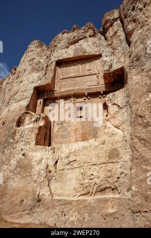 In Felsen gehauene Grabstätte von Darius II., persischer König (423-405 v. Chr.) der Achämeniden-Dynastie, in Naqsh-e Rostam Nekropolis bei Persepolis, Iran. Stockfoto