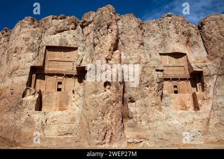 In Felsen gehauene Gräber zweier achäenischer Könige des Persischen Reiches - Artaxerxes I. (rechts) und Darius II. (Links). Naqsh-e Rostam Necropolis in der Nähe von Persepolis, Iran Stockfoto