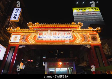 Taipeh, Republik China - 1. Oktober 2023: Das farbenfrohe und beleuchtete Tor und der Eingang zum Nachtmarkt in der Raohe Street im Songshan District Stockfoto