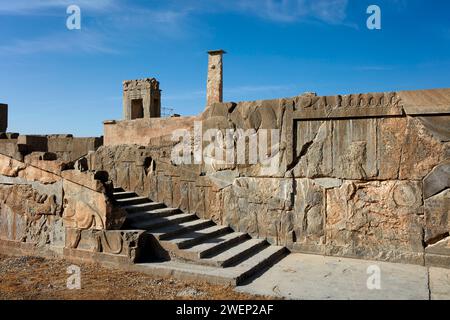 Treppenhaus eines mit komplizierten Reliefs geschmückten Palastes in Persepolis, der Hauptstadt des Achämenidenreiches (550–330 v. Chr.), Iran. Stockfoto