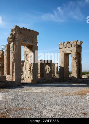 Ruinen des Hadischen Palastes (auch bekannt als der Palast von Xerxes I.) in Persepolis, zeremonieller Hauptstadt des Achämenidenreiches (550–330 v. Chr.), Iran. Stockfoto