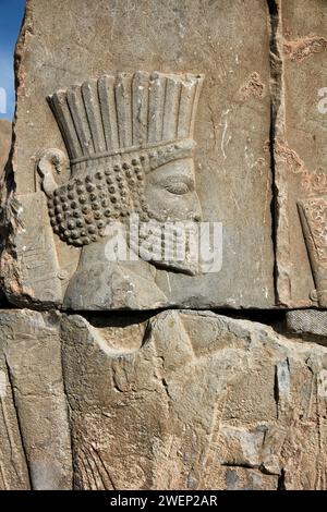 Relief eines persischen Kriegers in Persepolis, Zeremonialhauptstadt des Achämenidenreiches (550–330 v. Chr.), Iran. Stockfoto