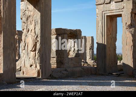 Ruinen des Hadischen Palastes (auch bekannt als der Palast von Xerxes I.) in Persepolis, zeremonieller Hauptstadt des Achämenidenreiches (550–330 v. Chr.), Iran. Stockfoto