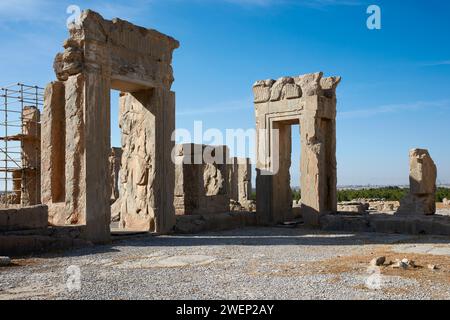 Ruinen des Hadischen Palastes (auch bekannt als der Palast von Xerxes I.) in Persepolis, zeremonieller Hauptstadt des Achämenidenreiches (550–330 v. Chr.), Iran. Stockfoto