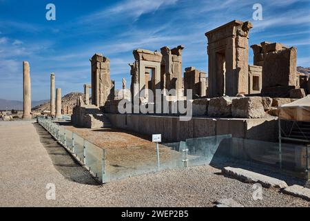 Ruinen der Tachara (auch bekannt als der Palast von Darius dem Großen) in Persepolis, zeremonieller Hauptstadt des Achämenidenreiches (550–330 v. Chr.), Iran. Stockfoto