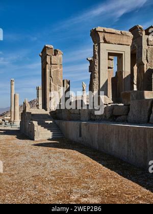 Ruinen der Tachara (auch bekannt als der Palast von Darius dem Großen) in Persepolis, zeremonieller Hauptstadt des Achämenidenreiches (550–330 v. Chr.), Iran. Stockfoto