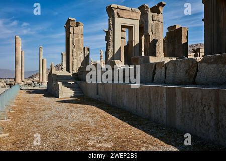 Ruinen der Tachara (auch bekannt als der Palast von Darius dem Großen) in Persepolis, zeremonieller Hauptstadt des Achämenidenreiches (550–330 v. Chr.), Iran. Stockfoto