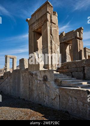 Ruinen der Tachara (auch bekannt als der Palast von Darius dem Großen) in Persepolis, zeremonieller Hauptstadt des Achämenidenreiches (550–330 v. Chr.), Iran. Stockfoto