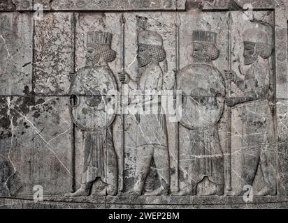 Relief persischer und mittlerer Soldaten (die Meder sind die mit abgerundeten Kappen) in Persepolis, der Hauptstadt des Achämenidenreiches (550–330 v. Chr.), Iran. Stockfoto