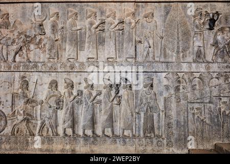 Das Relief auf der Treppe des Apadana-Palastes zeigt Männer, die Tribut und Geschenke an den großen König von Persien tragen. Persepolis, Iran. Stockfoto