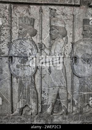 Relief persischer und mittlerer Soldaten (die Mede tragen eine abgerundete Kappe) in Persepolis, der Hauptstadt des Achämenidenreiches (550–330 v. Chr.), Iran. Stockfoto