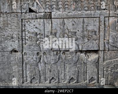 Persische Krieger mit Schilden und Speeren, Basreliefs in Persepolis, zeremonieller Hauptstadt des Achämenidenreiches (550–330 v. Chr.). Provinz Fars, Iran. Stockfoto