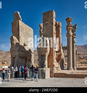 Eine Gruppe von Touristen am Tor aller Nationen in Persepolis, einer alten Hauptstadt der persischen Könige der Achämenischen Dynastie. Provinz Fars, Iran. Stockfoto