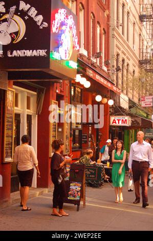 New York, NY, USA 11. Juli 2007 Menschen spazieren durch die Nachtclubs und Bars von Greenwich Village an einem sonnigen Tag in New York City Stockfoto