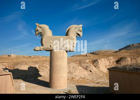 Säulenkapital mit zwei griffinköpfen in Persepolis, der alten Hauptstadt der persischen Könige der Achäemenischen Dynastie. Provinz Fars, Iran. Stockfoto