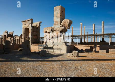 Großer Steinbulle am nordwestlichen Tor der Hundertsäule Halle in Persepolis, Zeremonialhauptstadt des Achämenidenreiches (550–330 v. Chr.), Iran. Stockfoto