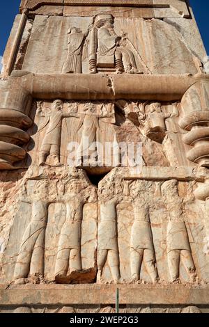 Das beschädigte Steinrelief zeigt Darius I. den Großen in Persepolis, der alten Hauptstadt der persischen Könige der Achäemenischen Dynastie. Provinz Fars, Iran. Stockfoto