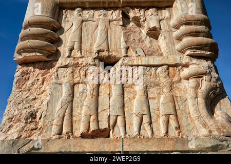 Beschädigte Steinreliefs in Persepolis, einer alten Hauptstadt der persischen Könige der Achäemenischen Dynastie. Provinz Fars, Iran. Stockfoto