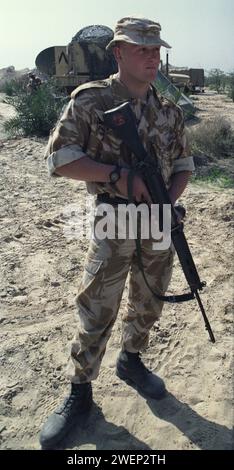 Erster Golfkrieg: 4. März 1991 Ein britischer Soldat steht während des Besuchs des britischen Verteidigungsministers Tom King im Hauptquartier der britischen Armee in Kuwait auf der Wache. Stockfoto