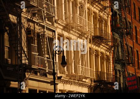 New York, NY, USA 1. Juli 2007 der letzte Sonnenschein färbt sanft die historischen gusseisernen Gebäude und die Feuerlöscher im Soho-Viertel Stockfoto