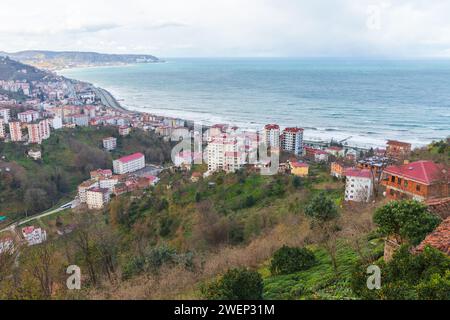 Berglandschaft der Stadt Surmene. Trabzon, Türkei. Wohnhäuser befinden sich an der Küste des Schwarzen Meeres Stockfoto