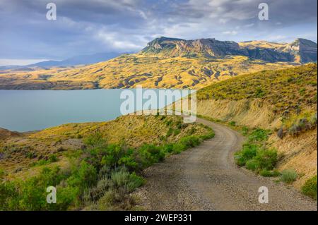 Cody, Wyoming, USA – Blick auf den Shoshone River und das Reservoir, das von den Ausläufern der Rockies am Horizont bei Sonnenaufgang in Cody, USA, flankiert wird. Stockfoto