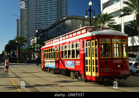 Eine klassische und historische rote Straßenbahn gleitet durch das Geschäftsviertel von New Orleans Stockfoto