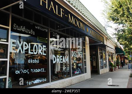 Ein Ausstatter-Geschäft im Stadtteil Virginia Highlands in Atlanta begrüßt seine Kunden in vielen Sprachen Stockfoto