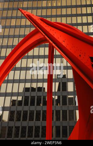 Alexander Calders Skulptur Flamingo, ein abstraktes Design aus rotem Metall, schmückt das Daley Plaza in Chicago mit seiner öffentlichen Kunst Stockfoto