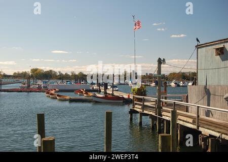 An einem sonnigen Tag in City Island, einem kleinen Wohnort an der Küste der Bronx, befindet sich ein kleiner Schuppen an einem Pier an einem Jachthafen Stockfoto