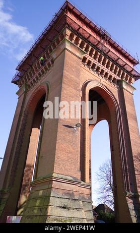 Colchester, Großbritannien. Januar 2024. An der Spitze des Jumbo Water Tower in Colchester wird ein Nistkasten für Peregrine Falken installiert, die hier in den letzten Jahren geschachtelt haben. In Großbritannien wurden Wanderwege meist im Norden und Westen um die Küstengebiete herum gefunden. Jetzt nisten immer mehr Raubvögel in Städten und Städten. Credit:Eastern Views/Alamy Live News Stockfoto