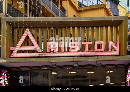 Schild des Ariston Theatre, wo das italienische Song Festival zwischen dem 6. Und 10. Februar 2024 in Sanremo, Imperia, Ligurien, Italien stattfindet Stockfoto