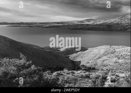 Cody, Wyoming, USA – Blick auf den Shoshone River und das Reservoir, das von den Ausläufern der Rockies am Horizont bei Sonnenaufgang in Cody, USA, flankiert wird. Stockfoto