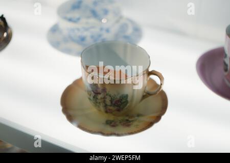 Eine antike Tasse ziert eine zarte Untertasse Stockfoto