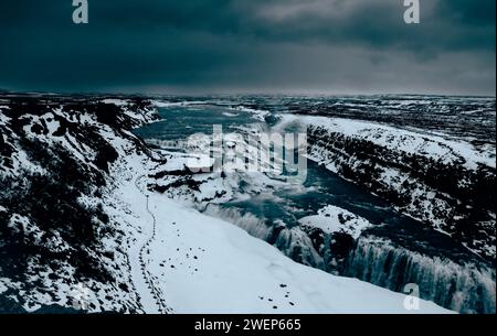 Aus der Vogelperspektive auf einen majestätischen Wasserfall unter dramatischen dunklen Wolken Stockfoto