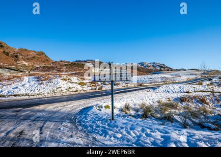 Schnee auf den Langdale Pikes vom Elterwater Village im Lake Disrict National Park Cumbria UK Stockfoto