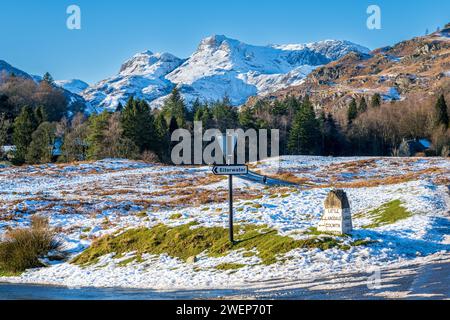 Schnee auf den Langdale Pikes vom Elterwater Village im Lake Disrict National Park Cumbria UK Stockfoto