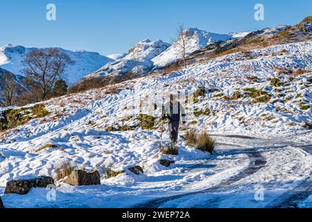 Schnee auf den Langdale Pikes vom Elterwater Village im Lake Disrict National Park Cumbria UK Stockfoto