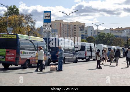 Weißrussland, Minsk - 6. oktober 2023: Menschen an einer Haltestelle für öffentliche Verkehrsmittel Stockfoto