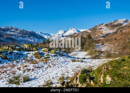 Schnee auf den Langdale Pikes vom Elterwater Village im Lake Disrict National Park Cumbria UK Stockfoto