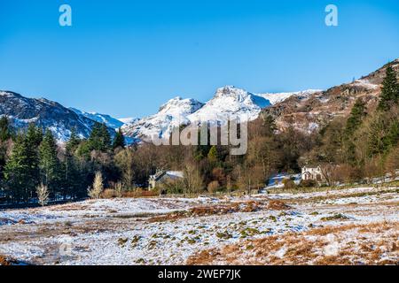 Schnee auf den Langdale Pikes vom Elterwater Village im Lake Disrict National Park Cumbria UK Stockfoto