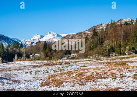 Schnee auf den Langdale Pikes vom Elterwater Village im Lake Disrict National Park Cumbria UK Stockfoto