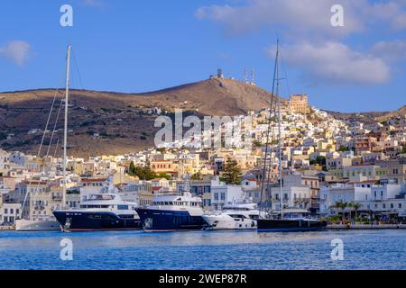 Ermoupoli, GR - 9. August 2023: Stadtbild von Ermoupoli von der Fähre aus Stockfoto