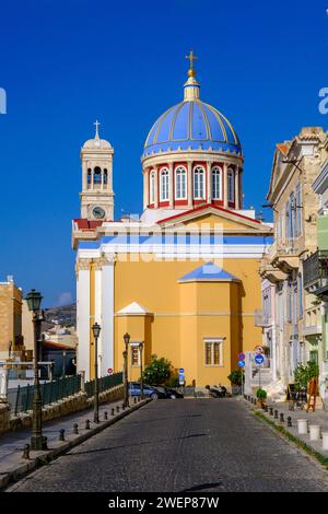 Ermoupoli, GR - 9. August 2023: Ermoupoli Kirche von Agios Nikolaos Stockfoto