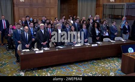 Den Haag, Niederlande. Januar 2024. Der israelische Anwalt Malcolm Shaw (2L) und die Mitglieder der israelischen Delegation nehmen am Freitag, den 26. Januar 2024, in den Haag, Niederlande, am Tag der Entscheidung des Internationalen Gerichtshofs (ICJ) über den Völkermord in Gaza gegen Israel Teil. Foto: International Justice of Court/ Credit: UPI/Alamy Live News Stockfoto