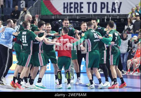 Zagreb, Kroatien. Januar 2024. Ungarische Spieler feiern, nachdem sie am 26. Januar 2024 in Köln das Endrunde der EHF Euro 2024 zwischen Ungarn und Slowenien in der Lanxess Arena gewonnen haben. Foto: Sanjin Strukic/PIXSELL Credit: Pixsell/Alamy Live News Stockfoto